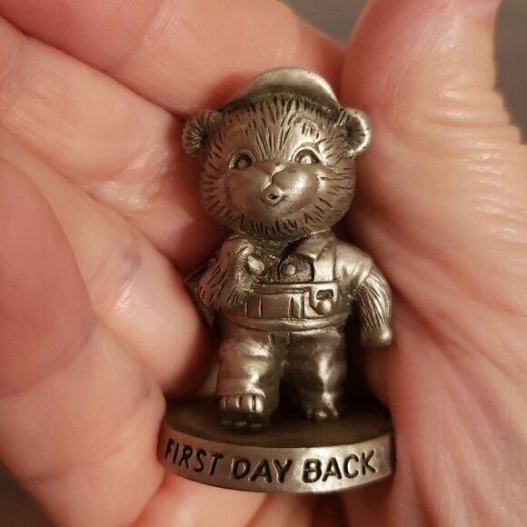 Vintage Avon "First Day Back "Small Pewter Figurine Bear with Schoolbooks (1983) - Picture 5 of 6